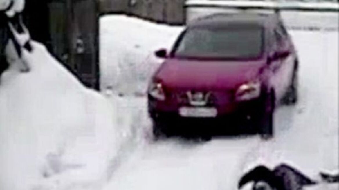 Βίντεο: Πάτησε τέσσερις φορές με το αυτοκίνητό της την ηλικιωμένη γειτόνισσά της 
